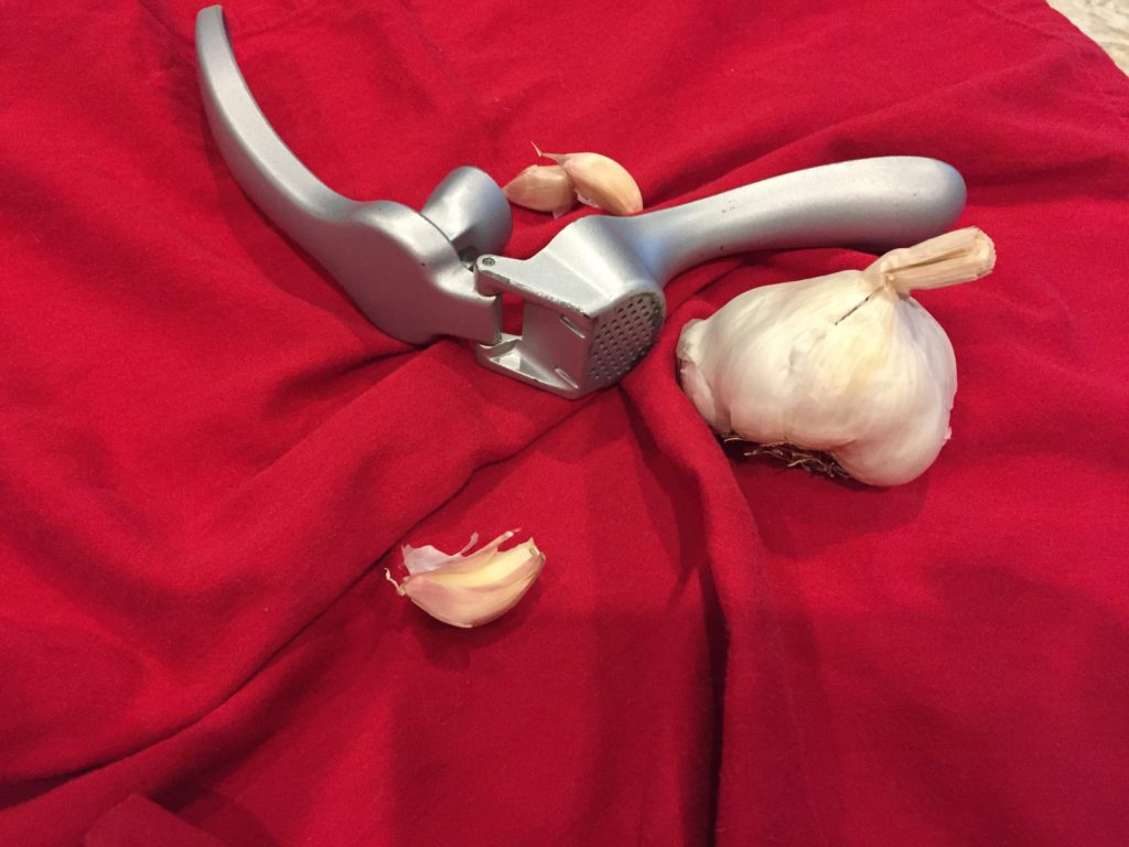 How to crush garlic quickly and easily