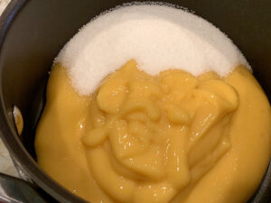 Pawpaw puree and sugar in a saucpan.